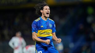 Edinson Cavani, delantero uruguayo de Boca Juniors, celebra después de marcar el segundo gol de su equipo en contra de Nacional Potosi, de Bolivia, durante el partido del Grupo D de la Copa Sudamericana, en el estadio La Bombonera, en Buenos Aires, Argentina. el miércoles 29 de mayo de 2024. Cavani renunció a la selección uruguaya a 20 días para el inicio de la Copa América, el jueves 30 de mayo de 2024 en un mensaje publicado en Instagram. (AP Foto/Natacha Pisarenko)