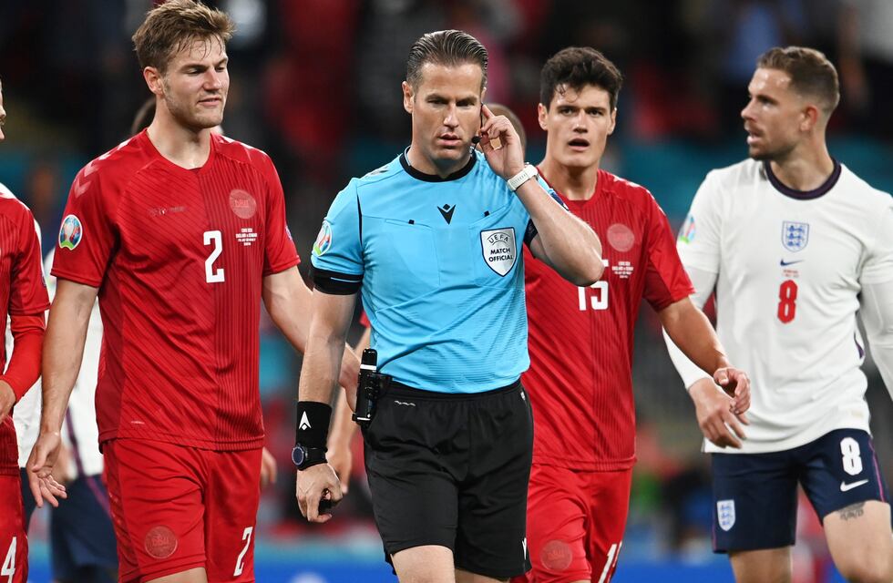 Eurocopa: los memes del polémico triunfo de Inglaterra contra Dinamarca, con la reina Isabel como protagonista