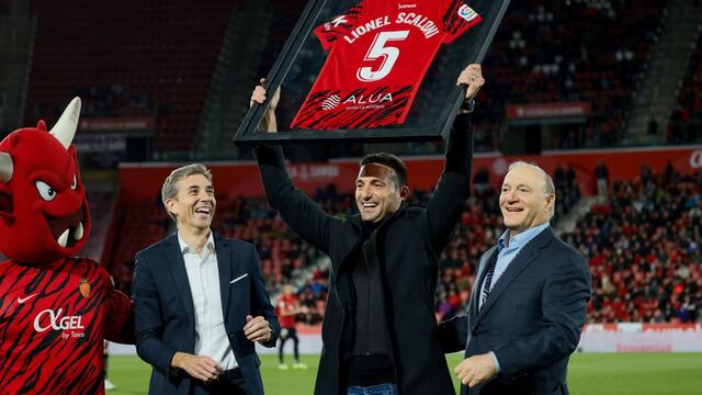 El homenaje a Scaloni en Mallorca.