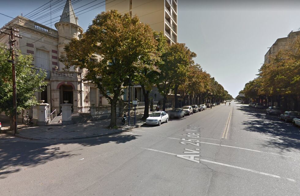 Limitan el estacionamiento en avenidas de Azul para evitar accidentes