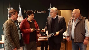 El gobernador Morales y el secretario de Ordenamiento Territorial y Vivienda de la Provincia, Humberto García, entregaron el convenio comodato al secretario general de la Asociación Judicial, Freddy Berdeja.
