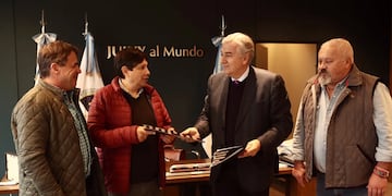 El gobernador Morales y el secretario de Ordenamiento Territorial y Vivienda de la Provincia, Humberto García, entregaron el convenio comodato al secretario general de la Asociación Judicial, Freddy Berdeja.
