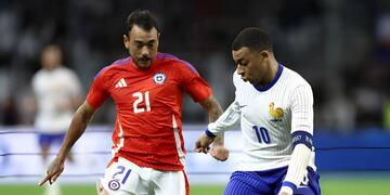 Matías Catalán, zaguero de Talleres y la Selección de Chile, con la Copa América por delanter (Prensa).