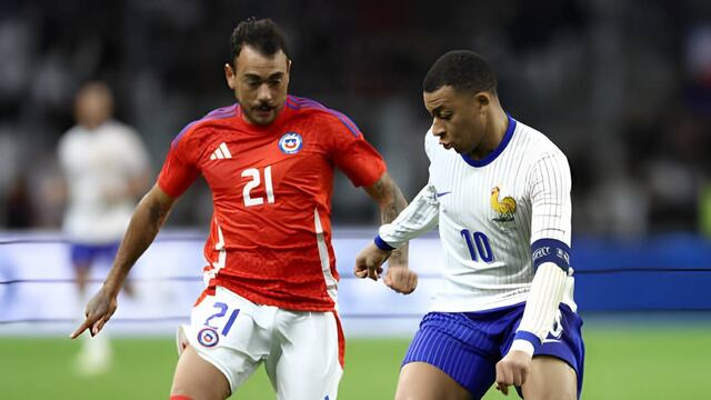 Matías Catalán, zaguero de Talleres y la Selección de Chile, con la Copa América por delanter (Prensa).