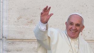 ARCHIVO - El papa Francisco saluda a reporteros a la salida de un sínodo sobre cuestiones familiares, en el Vaticano, el 10 de octubre de 2014. (AP Foto/Alessandra Tarantino, archivo)