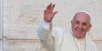 ARCHIVO - El papa Francisco saluda a reporteros a la salida de un sínodo sobre cuestiones familiares, en el Vaticano, el 10 de octubre de 2014. (AP Foto/Alessandra Tarantino, archivo)