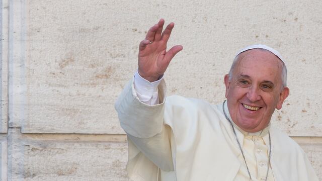 ARCHIVO - El papa Francisco saluda a reporteros a la salida de un sínodo sobre cuestiones familiares, en el Vaticano, el 10 de octubre de 2014. (AP Foto/Alessandra Tarantino, archivo)