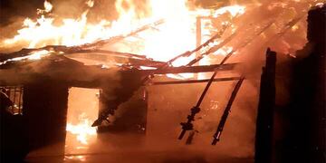 Ocurrió en William Morris al 1900. La víctima, de 49 años estaba tendida en el suelo de su habitación.