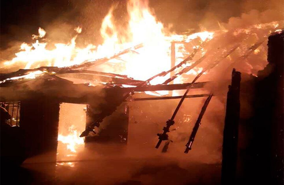 Madrugada trágica: Una mujer murió al incendiarse su casa de Punta Mogotes