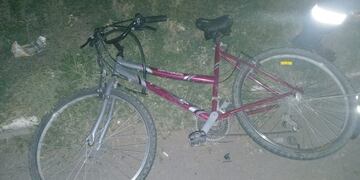 Un menor motociclista chocó a una ciclista