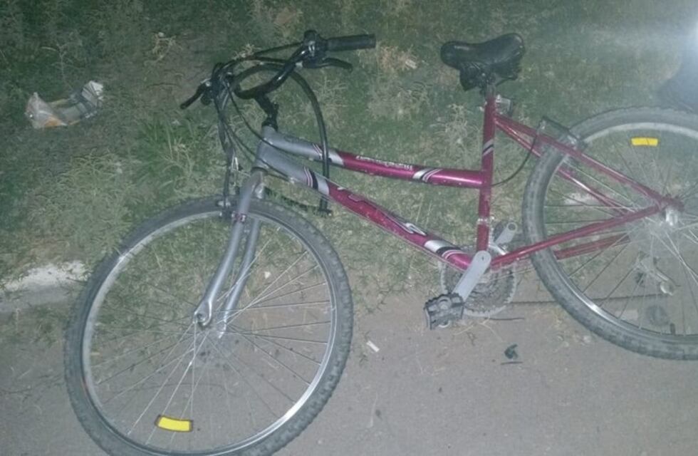Un menor motociclista chocó a una ciclista en Bahía