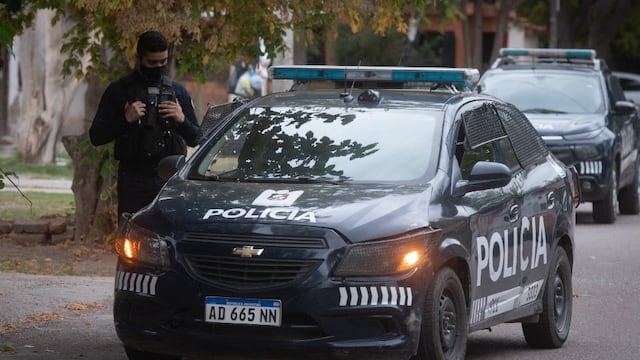 Los efectivos policiales detuvieron a los ladrones cuando estaban en pleno robo.
