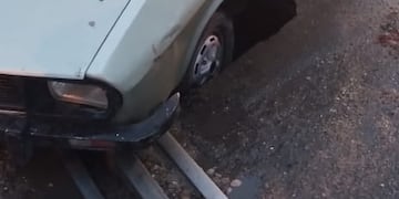 El tren delantero del Renault 12 quedó destruido. (Gentileza @barrionuevofern).