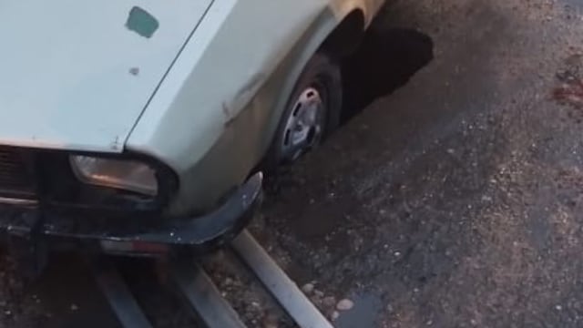 El tren delantero del Renault 12 quedó destruido. (Gentileza @barrionuevofern).