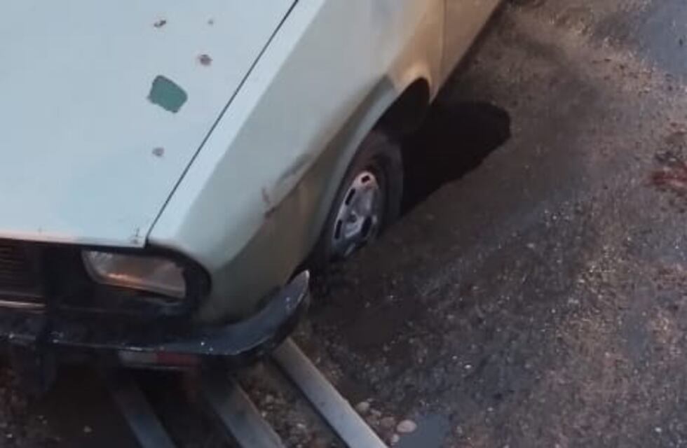 Calles de Córdoba: un auto se hundió en un enorme bache en barrio San Vicente