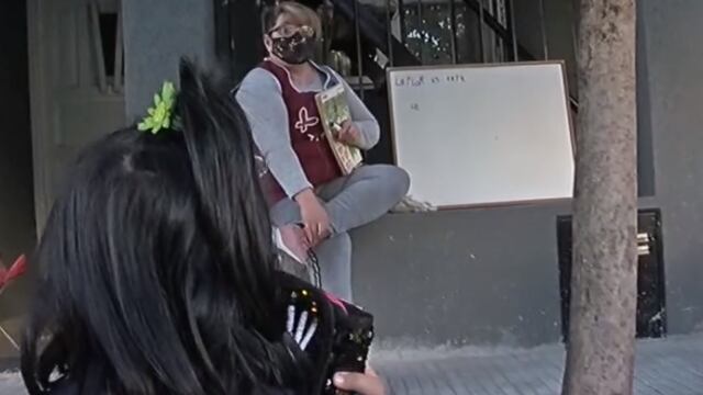 La docente recibió a estudiantes de primaria, aunque en la escuela trabaja con chicos más grandes. (Canal 3)
