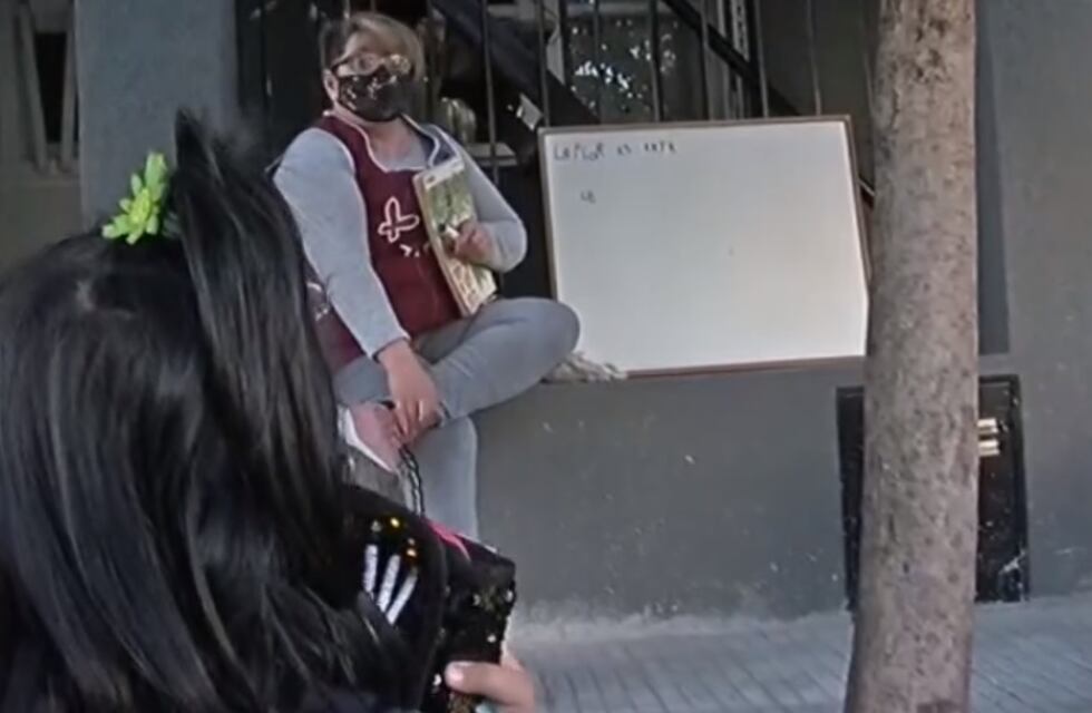 Maestra rosarina sacó la pizarra a la vereda para darles clases a los chicos