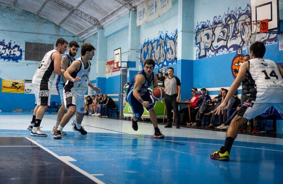 Torneo Oficial de Básquet de Tres Arroyos: Huracán no afloja y Alumni da pelea