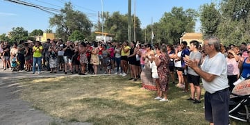 Bronca y dolor. Numerosos vecinos se congregaron para reclamar justicia por el brutal crimen de Adrián González ocurrido el fin de semana en Malagueño. (El Doce)
