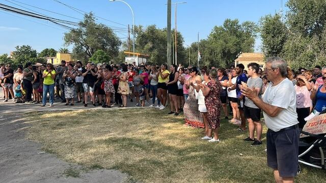 Bronca y dolor. Numerosos vecinos se congregaron para reclamar justicia por el brutal crimen de Adrián González ocurrido el fin de semana en Malagueño. (El Doce)