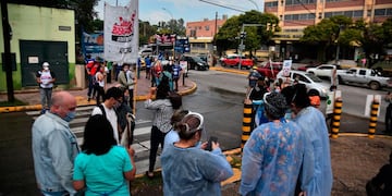 En la calle. Trabajadores de la salud se movilizaron, en protesta, en algunos puntos de la ciudad de Córdoba. (Foto archivo. Pedro Castillo)