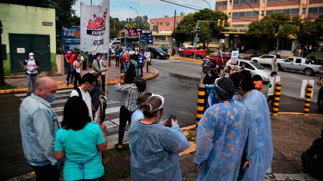 En la calle. Trabajadores de la salud se movilizaron, en protesta, en algunos puntos de la ciudad de Córdoba. (Foto archivo. Pedro Castillo)