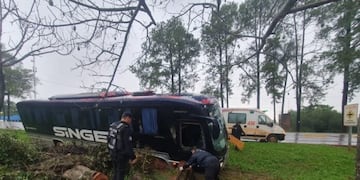Colectivo despistó y chocó en San Martín: por fortuna no hay heridos.