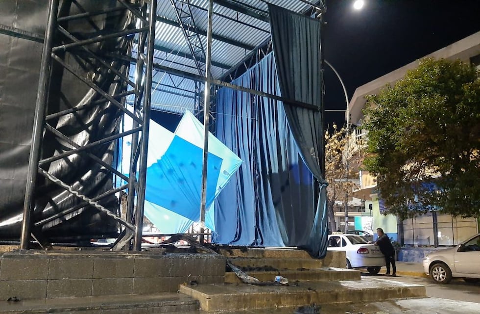 Prendieron fuego el escenario del centro de La Falda
