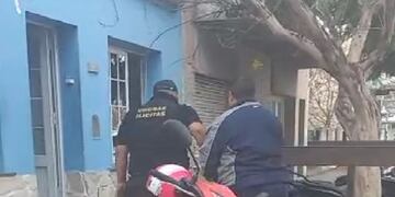 Así se llevaban detenido al padre de las menores - Foto La Brujúla 24