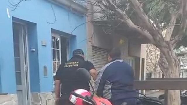 Así se llevaban detenido al padre de las menores - Foto La Brujúla 24