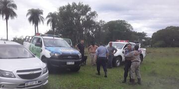 Los policías festejaron la aparición de Sebastián, el nene de 3 años que fue rescatado por su perro tras caer a un lago. Los vecinos aseguraron que había sido raptado por "El Pombero".