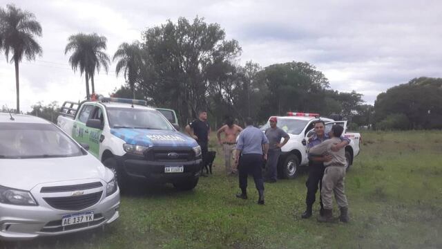 Los policías festejaron la aparición de Sebastián, el nene de 3 años que fue rescatado por su perro tras caer a un lago. Los vecinos aseguraron que había sido raptado por "El Pombero".
