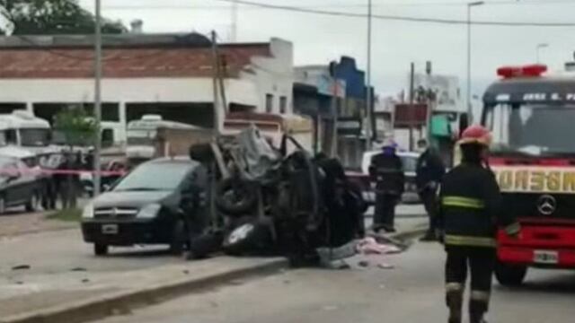 Los restos de uno de los vehículos que colisionó esta mañana. Twitter @Ambitocom