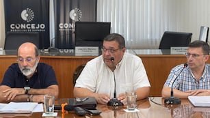 Carlos Álvarez, presidente de la FEV; Rafael Barreiro, vicepresidente; y el Presidente del Concejo Municipal, Lisandro Mársico