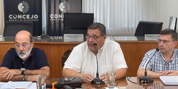 Carlos Álvarez, presidente de la FEV; Rafael Barreiro, vicepresidente;  y el Presidente del Concejo Municipal, Lisandro Mársico