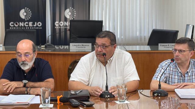 Carlos Álvarez, presidente de la FEV; Rafael Barreiro, vicepresidente;  y el Presidente del Concejo Municipal, Lisandro Mársico