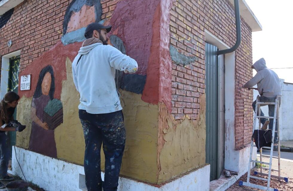 Pintan un mural en homenaje a Adolfo Pérez Esquivel en Azul