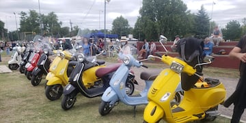 Las motos clásicas, vedettes en el la exhibición en el Polideportivo de Mendiolaza.