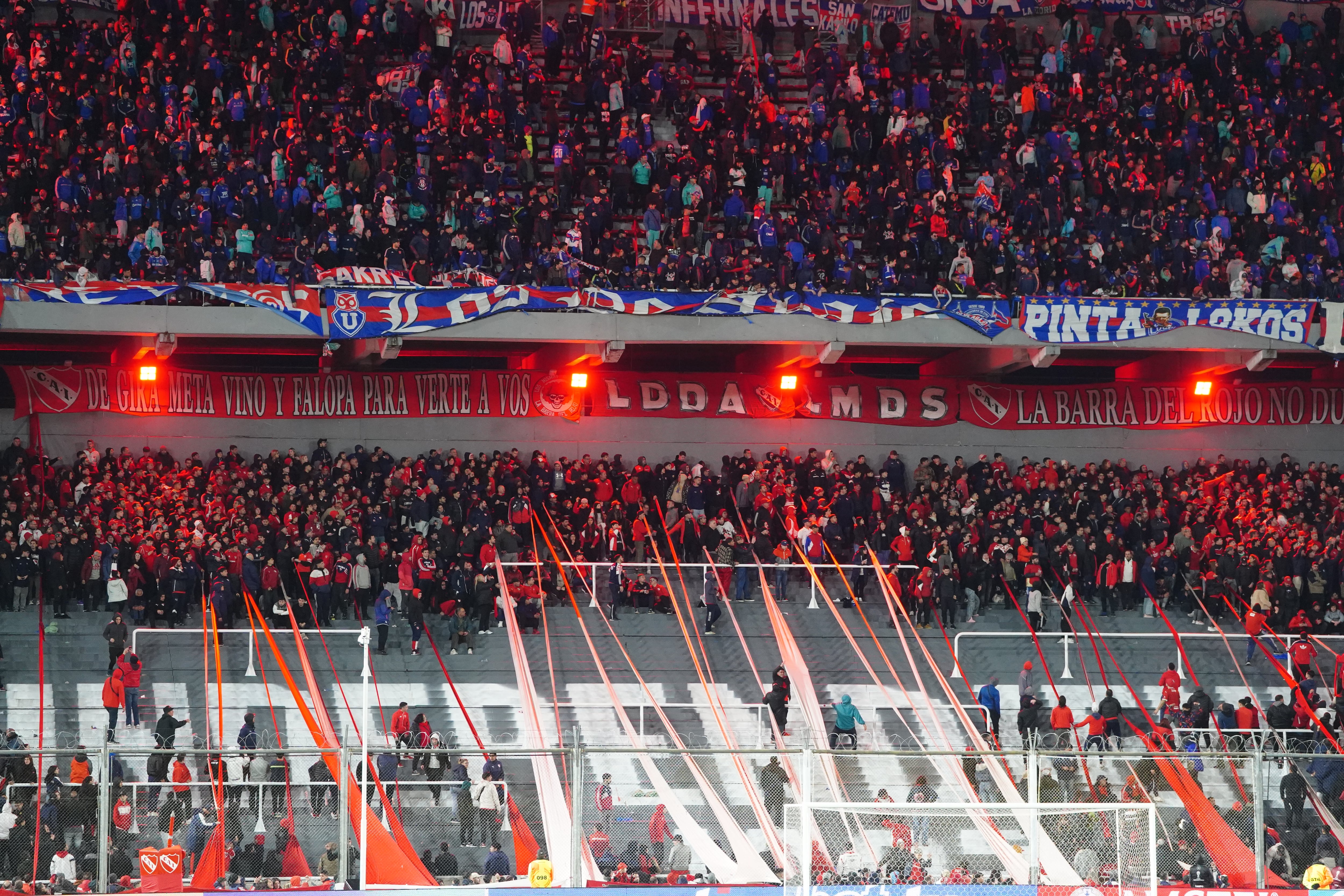 Escándalo. El partido entre Independiente y la U. de Chile suspendido por serios incidentes. (Gentileza Clarín)