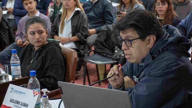 El concejal de a izquierda Guillermo Alemán haciendo uso de la palabra en la sesión de este miércoles del Concejo Deliberante de San Salvador de Jujuy.