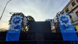 El escenario ya se encuentra montado y se aguarda la presencia de las principales figuras del oficialismo. (Gentileza Diagonales)