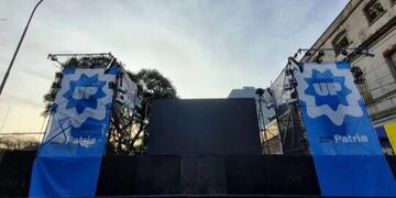 El escenario ya se encuentra montado y se aguarda la presencia de las principales figuras del oficialismo. (Gentileza Diagonales)