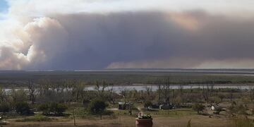 Arden las islas frente a Villa Constitución y el humo se alcanza a ver desde Rosario