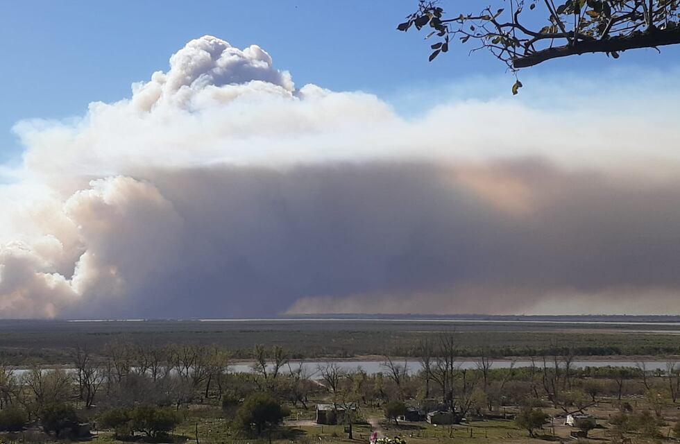 Arden las islas frente a Villa Constitución y el humo se alcanza a ver desde Rosario