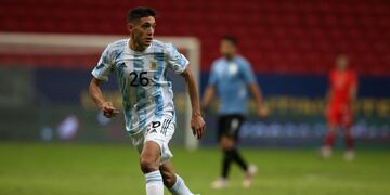 El cordobés Nahuel Molina, aprobado en un exigente debut.