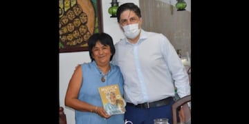 Un libro sobre "Pepe" Mujica fue el obsequio que trajo el ministro Nicolás Trotta a Milagro Sala, que lo recibió en su casa del barrio Cuyaya.