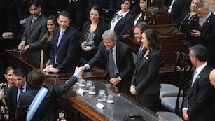 El presidente Javier Milei saluda al ministro de Economía, Luis Caputo, en la presentación del Presupuesto 2025 en el Congreso (Gentileza Clarín)