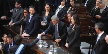 El presidente Javier Milei saluda al ministro de Economía, Luis Caputo, en la presentación del Presupuesto 2025 en el Congreso (Gentileza Clarín)