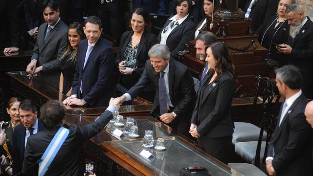 El presidente Javier Milei saluda al ministro de Economía, Luis Caputo, en la presentación del Presupuesto 2025 en el Congreso (Gentileza Clarín)