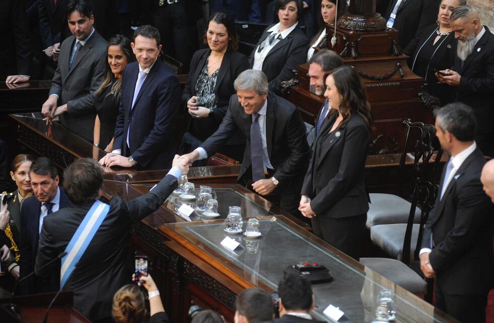 Presupuesto: la oposición exige la presencia de Caputo y busca alternativas para sostener el déficit cero